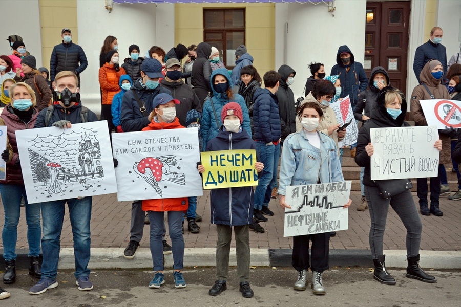 Регионы запретить. Протесты молодежи. Запрет массовых мероприятий Рязань. Черный апрель. Птицы не настоящий митинг.