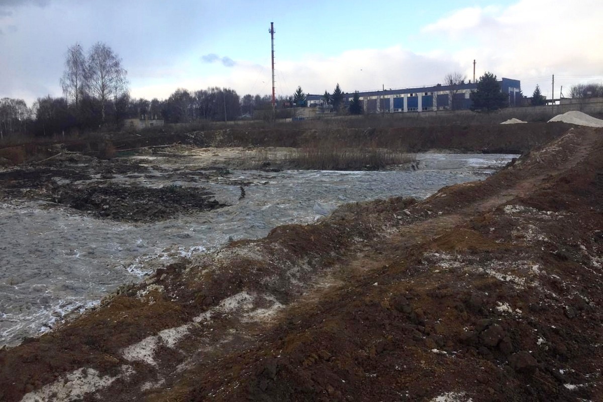 Под водой рязань. Загрязнённая река завод. Загрязненные реки Рязань.