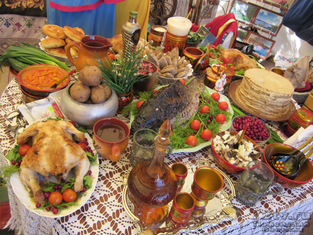 Явства как правильно. Деревенский праздничный стол. Деревенский стол с едой. Новогодний стол в деревне. Накрытый стол с едой.