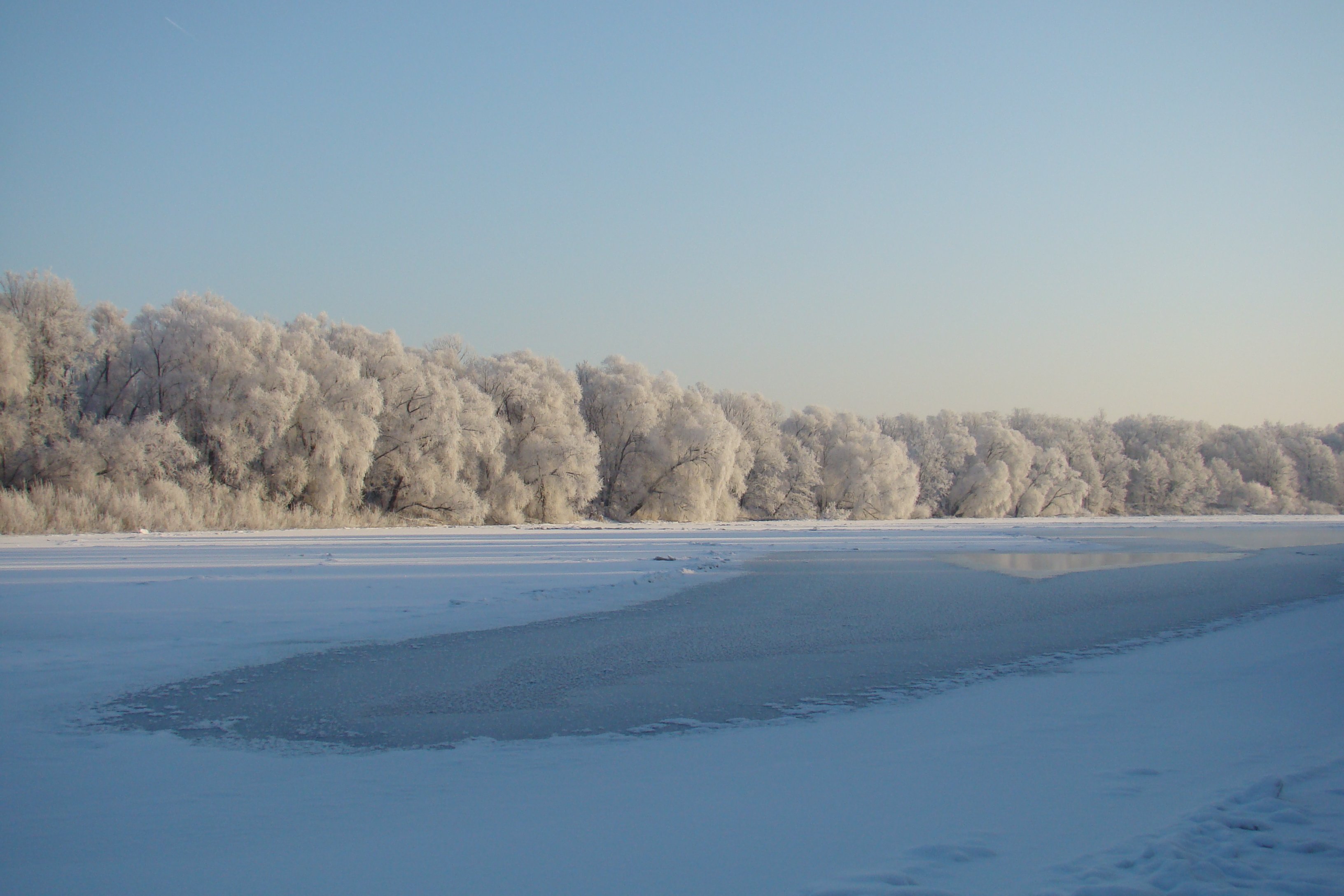 Сильный утренний мороз сковал ручьи. Река Клязьма зимой. Речка Клязьма зимой. Река Ока зима. Река Ока зимой.